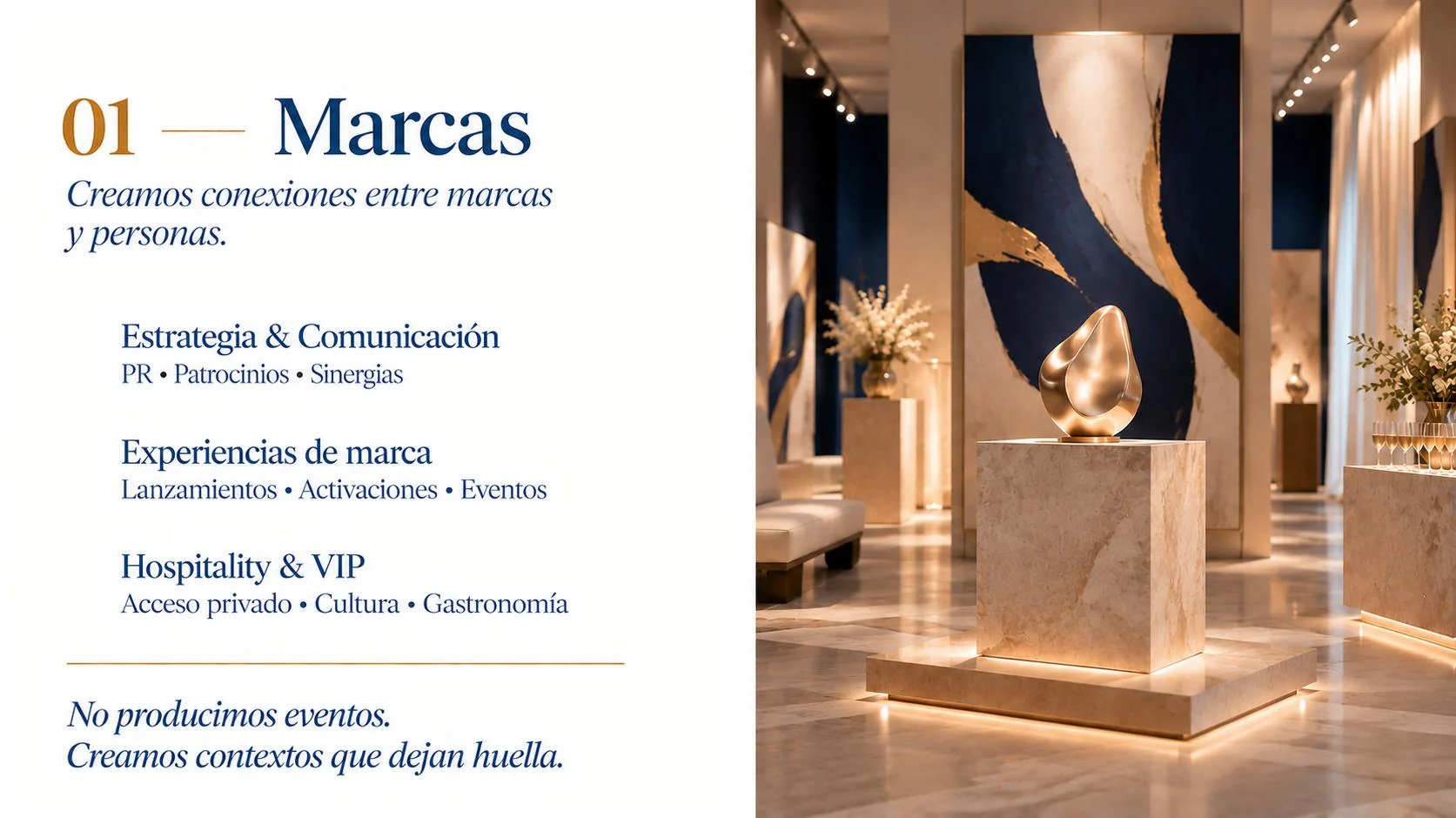 Sala de exposición con una escultura dorada sobre un pedestal de mármol.